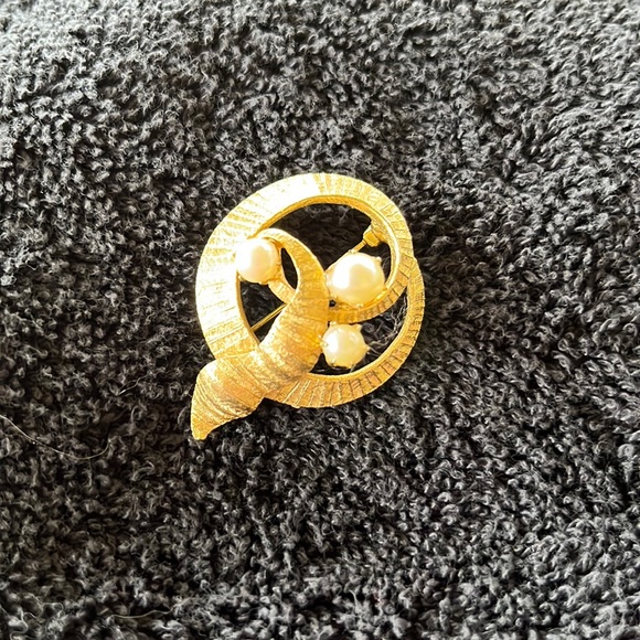 Vintage KARU Gold Tone and Pearl Brooch - Picture 1 of 4